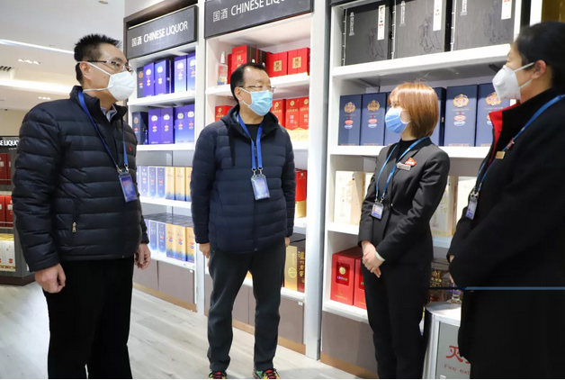 中國(guó)旅游集團(tuán)副總經(jīng)理王斌一行到首都機(jī)場(chǎng)免稅店慰問(wèn)并檢查疫情防控工作