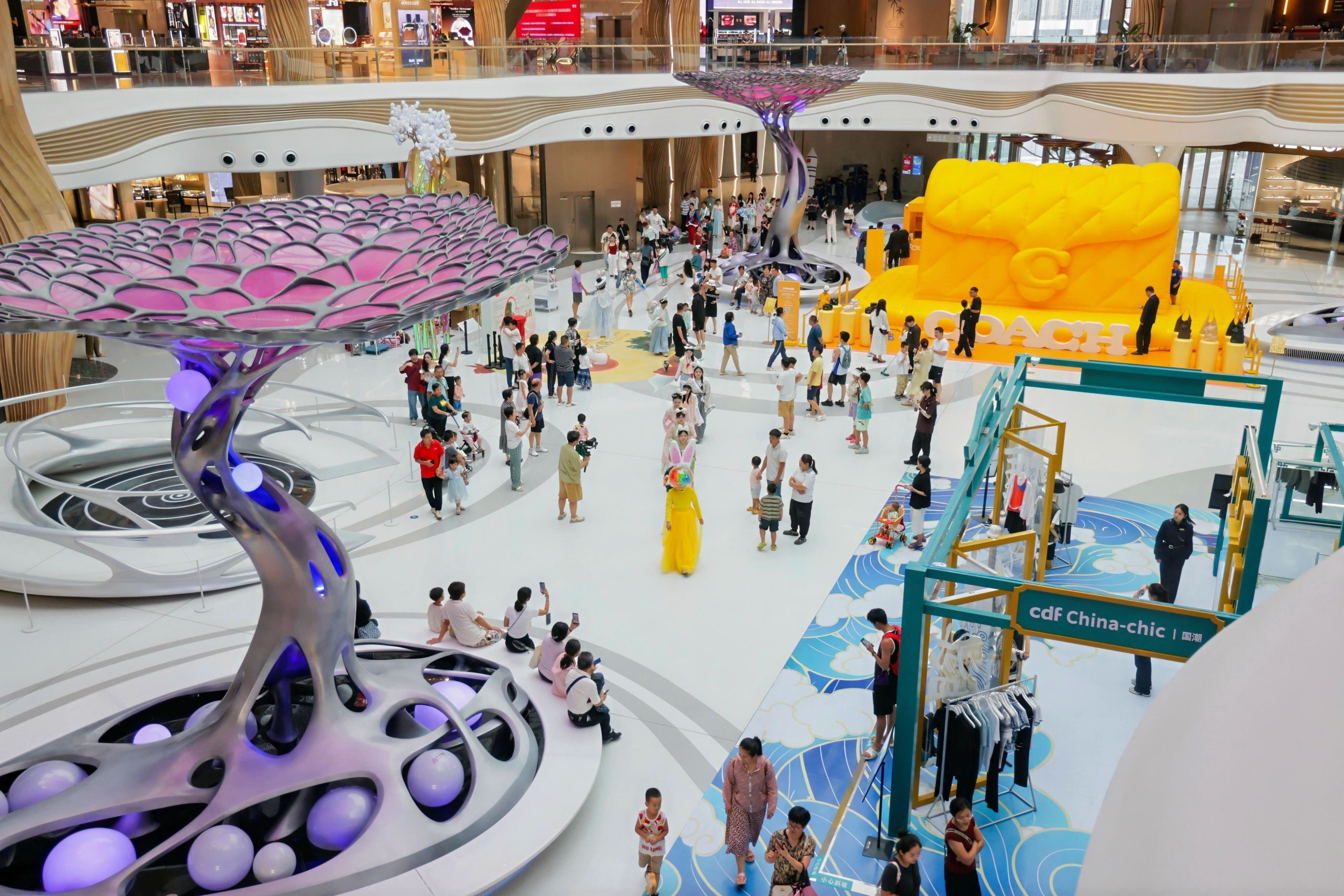 繽紛活動迎國慶，中免集團海南門店引領(lǐng)“免稅+”消費風(fēng)潮